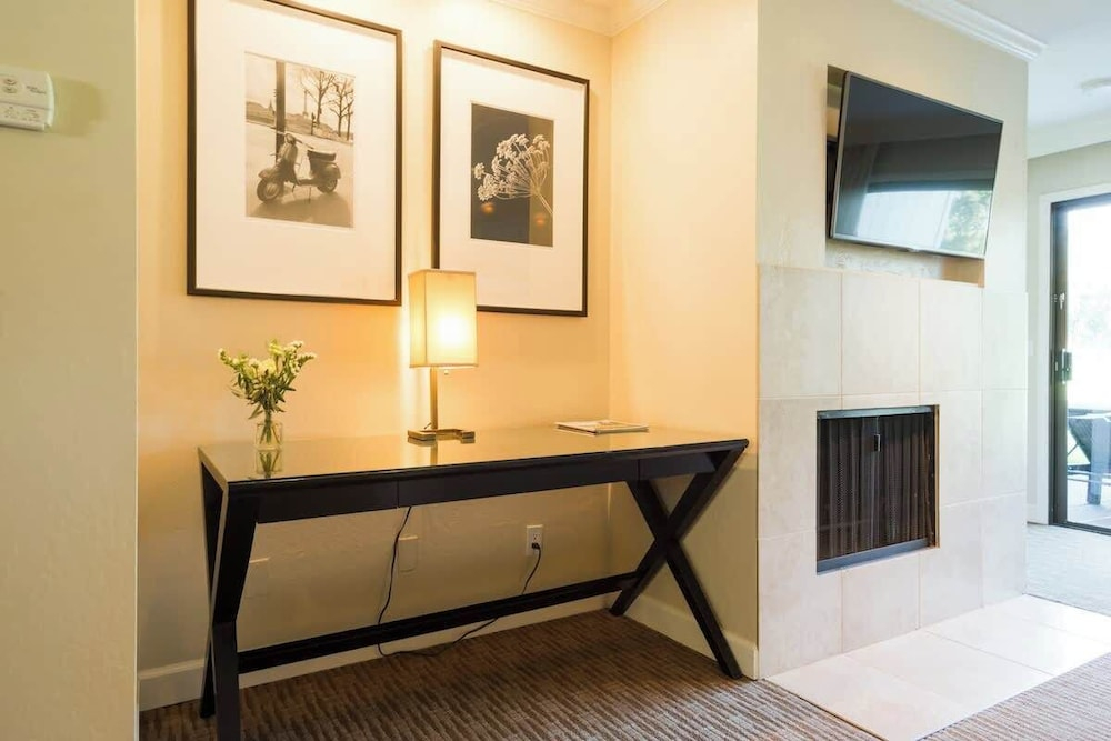 Luxury Napa Getaway Golf Views King Bed