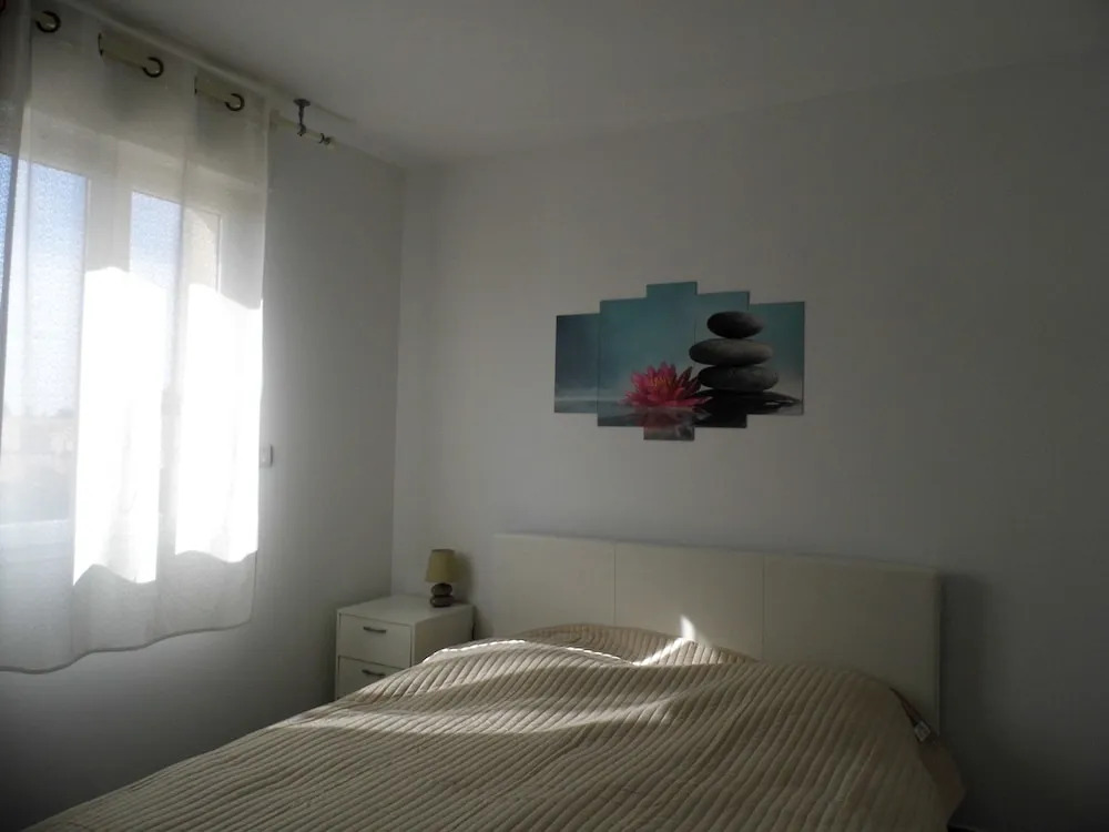 Apartment With 2 Bedrooms in Saint-cyr-sur-mer, With Pool Access, Furn