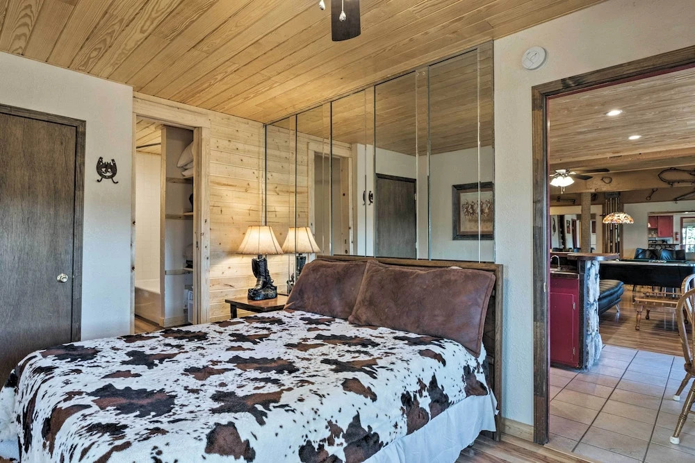 Lavish Ruidoso Condo w/ 2 Private Decks & Hot Tub!