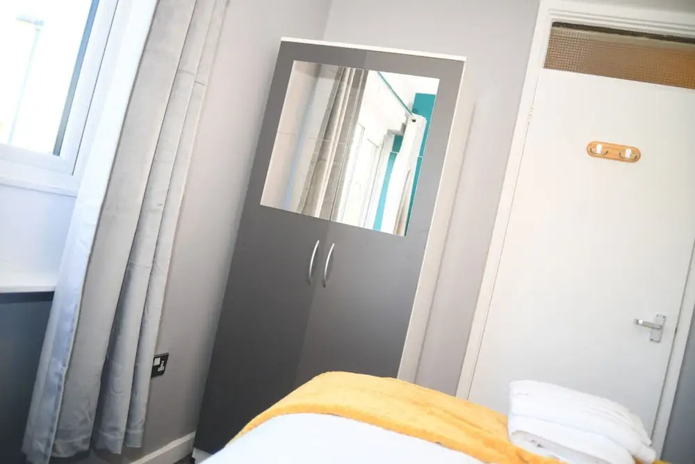 House Sleeps 8 with Garden and Parking