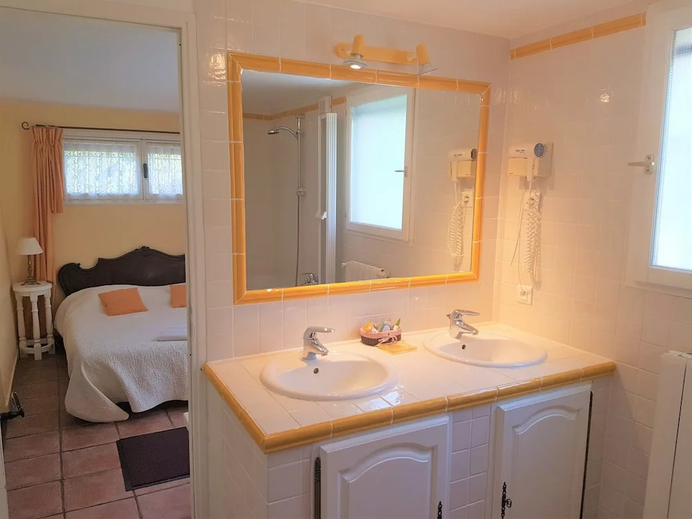 B&B with charm, quiet, kitchen, sw pool