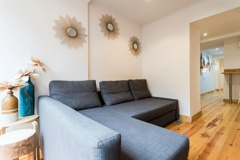 Liberty Patio Two-Bedroom Apartment w/ Patio - by LU Holidays