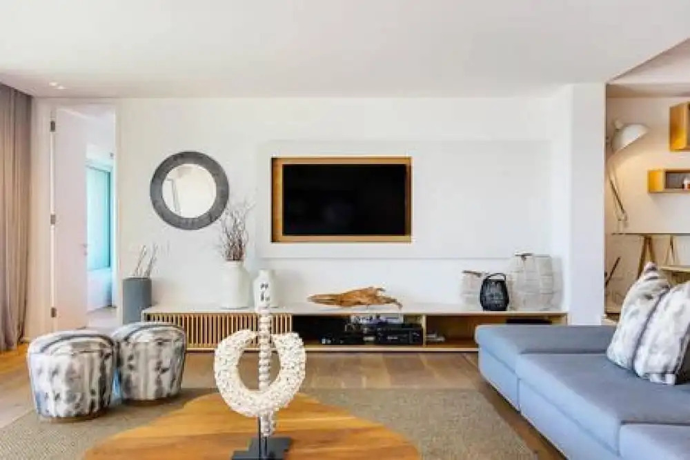 Modern Seaside Apartment w Incredible Views Lillamton