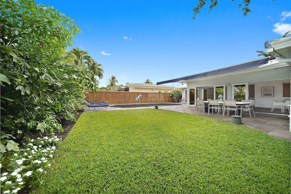 Upscale Modern Beach W/ Saltwater Pool 3 Bedroom Home