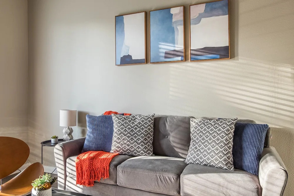 Baymeadows 2 BR Apt by Frontdesk