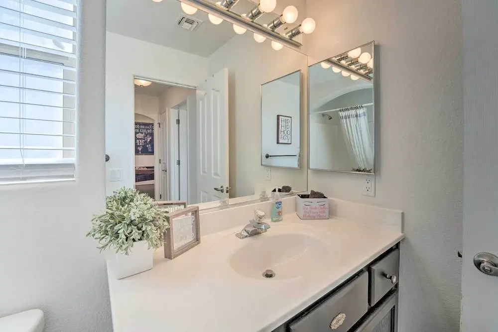Central Lake Havasu City House: Grill & EV Charger