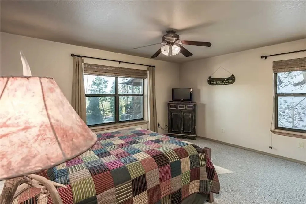 Bear Butte Lodge - Three Bedroom Cabin with Hot Tub