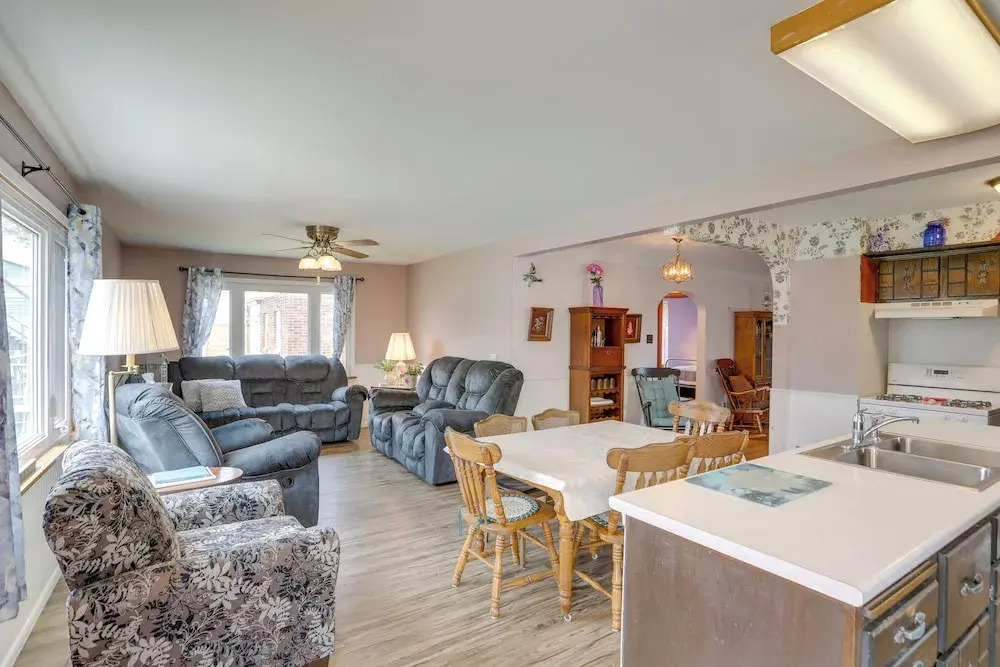 Home w/ Screened-in Porch < 1 Mi to Lake Erie