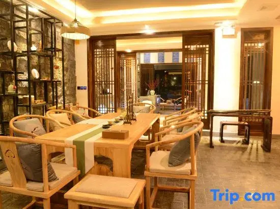 Xingyi Wanfenglin Yuejingwan Hotel