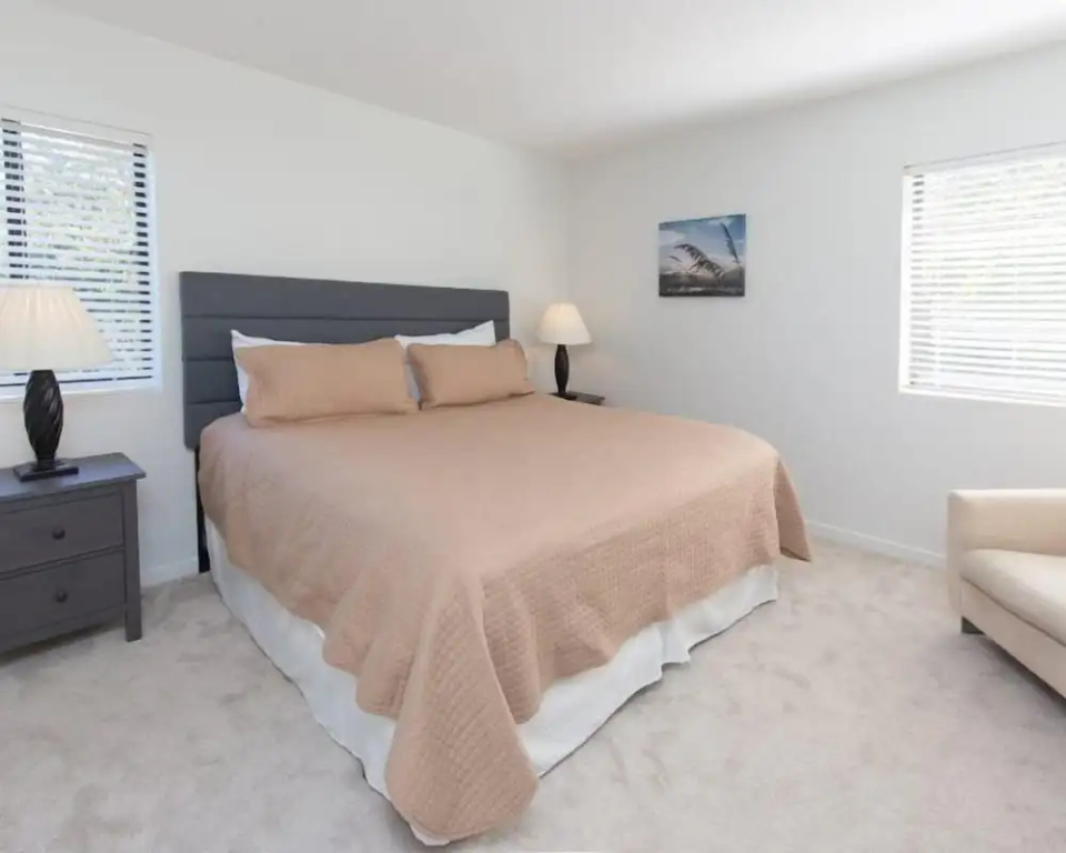 2077 Beachwood