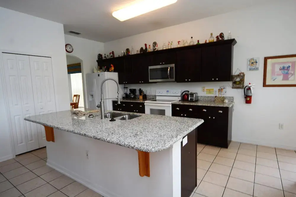 4648 5- Bdrm'Slake Views Facing Poolwater View