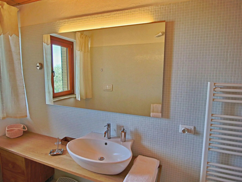 Cottage in Montelabbate with Pool & Forest