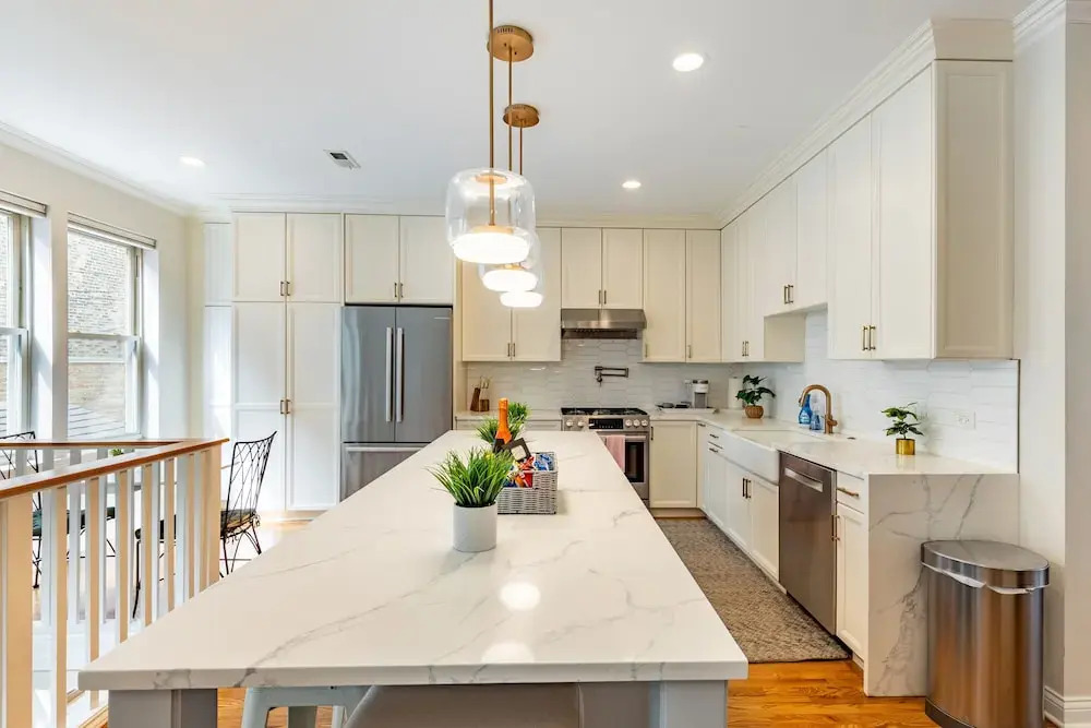 Windy City Getaway 3br 2ba Chicago Townhouse 3 Bedroom Home by RedAwning
