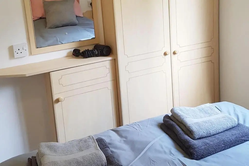 3 Bedroom Caravan with On-Site Pool, Island View 6