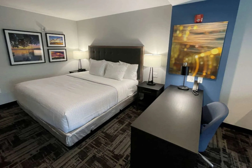 LaQuinta Suites by Wyndham South Bend Notre Dame Area