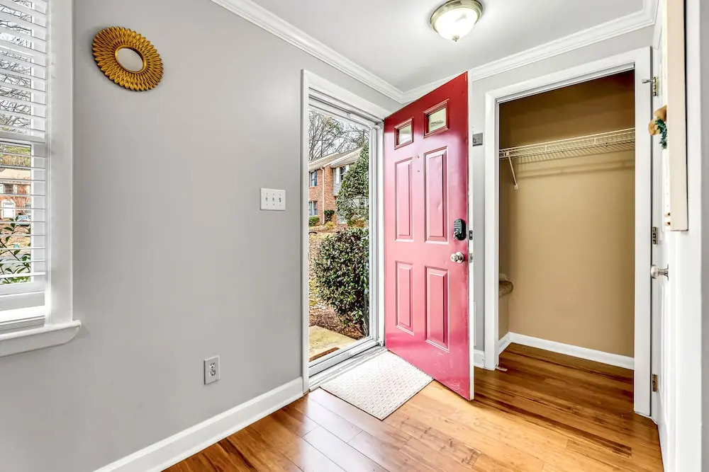 Stylish, spacious Uptown Condo! Perfect for large families and groups! Private patio! Minutes from downtown and airport!