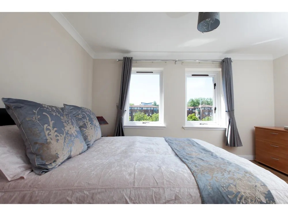 Lovely Upgraded Modern Flat in North Edinburgh