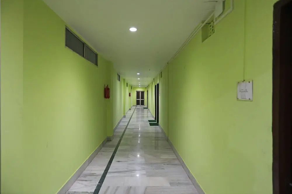 OYO 28355 Hotel Raj Mahal