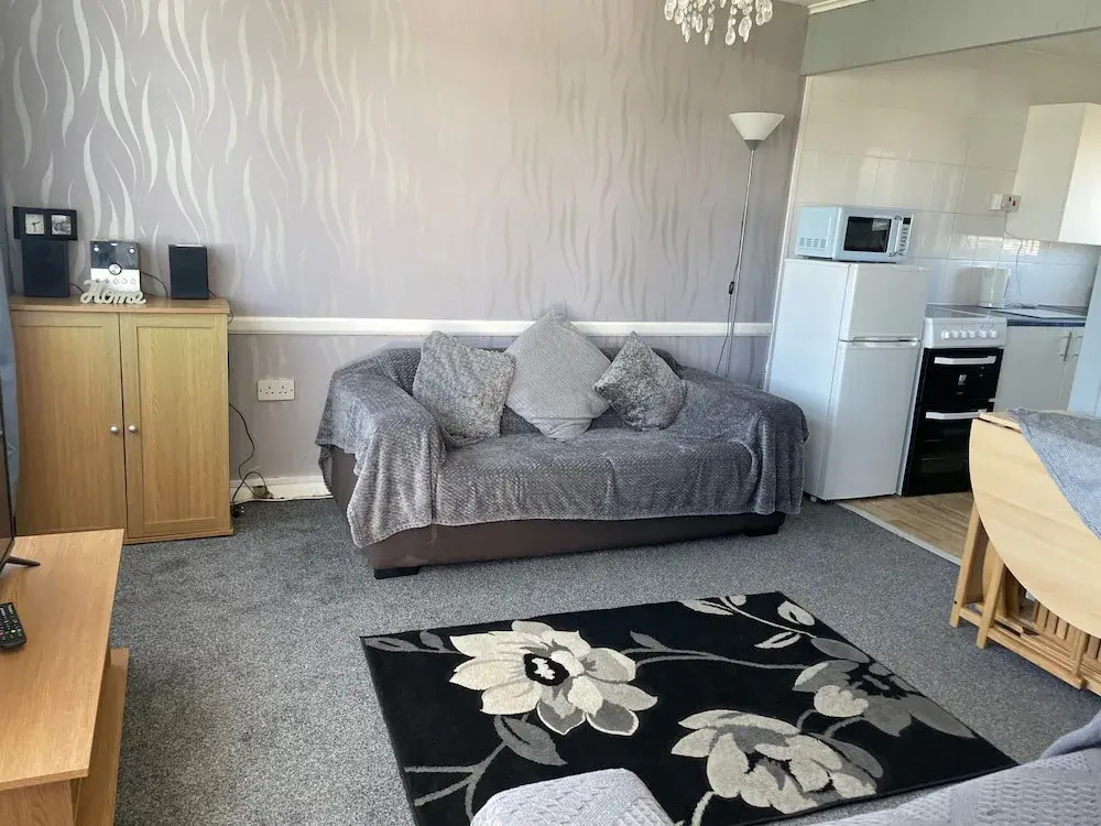 2-bed Seaside Retreat - Sleeps 5 & Parking