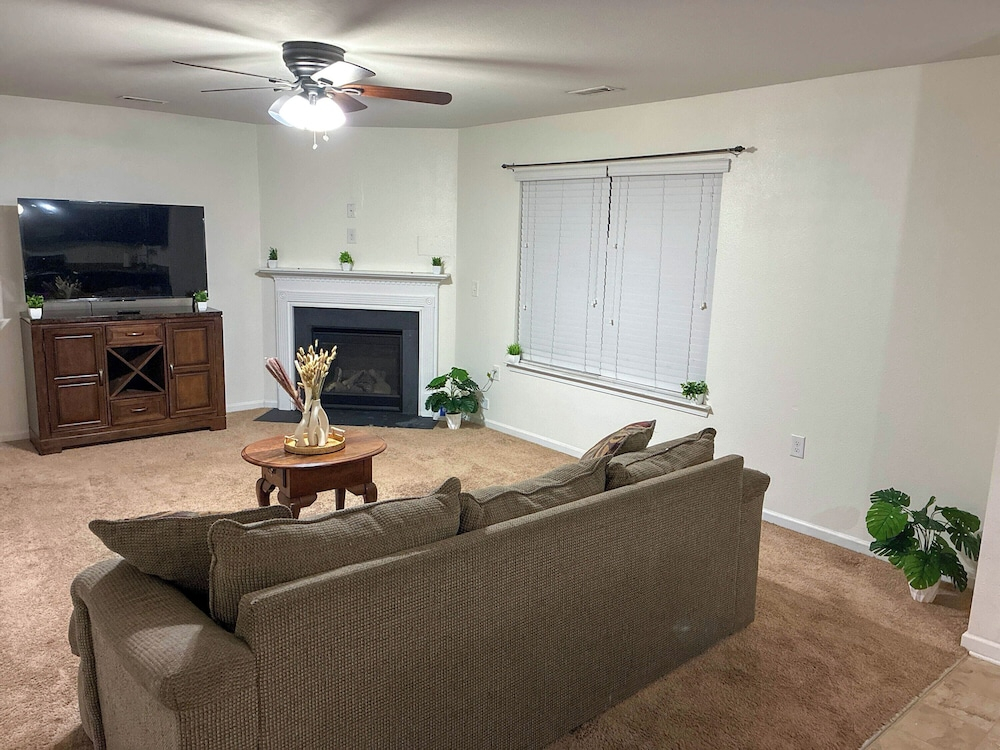 Modern 4 Bedroom Home Near Uptown