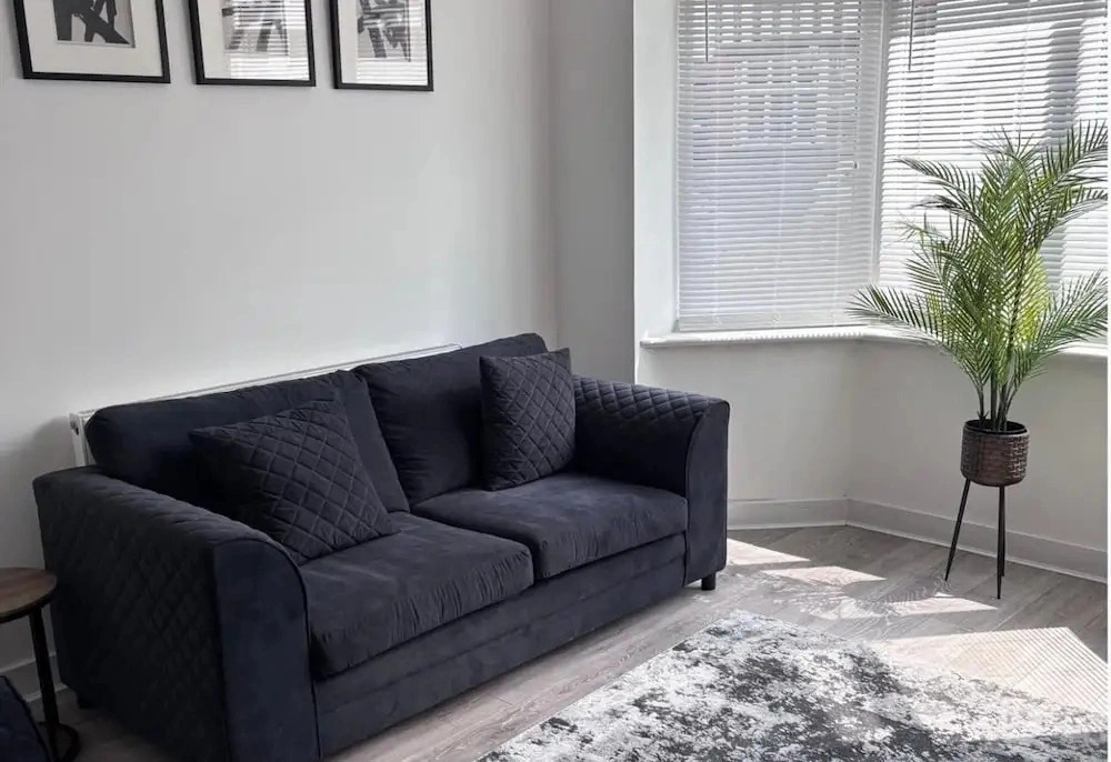 House Sleeps 8 With Garden