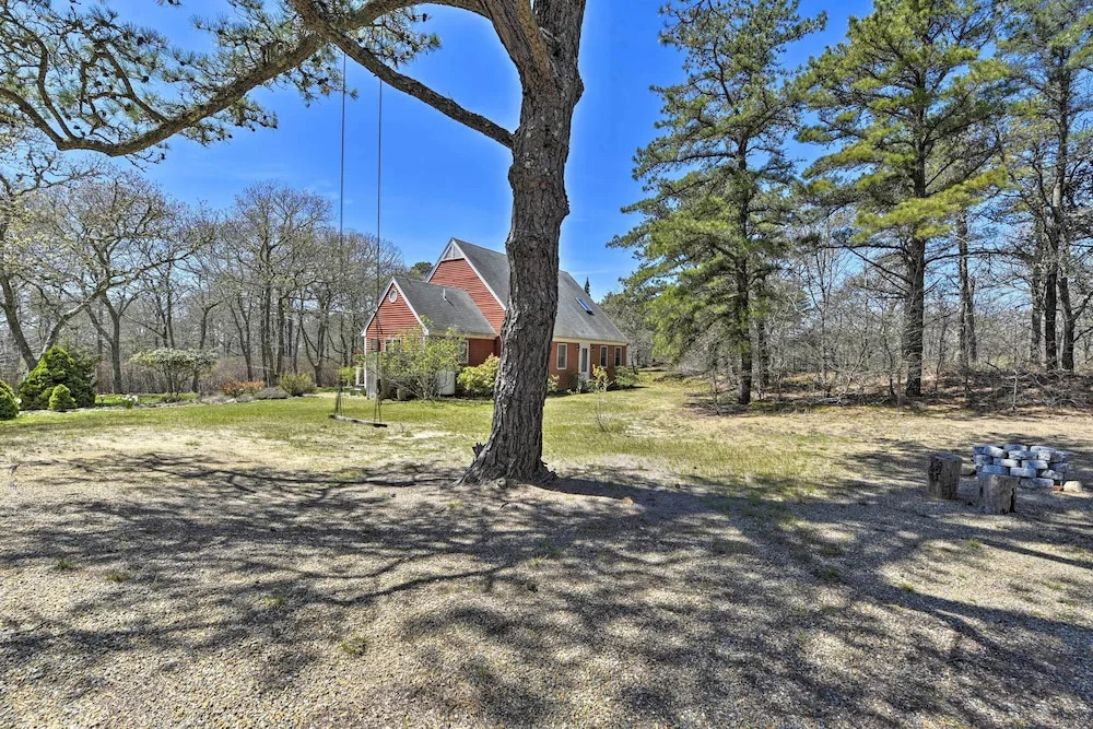 Peaceful Chilmark Farmhouse by Menemsha Beach