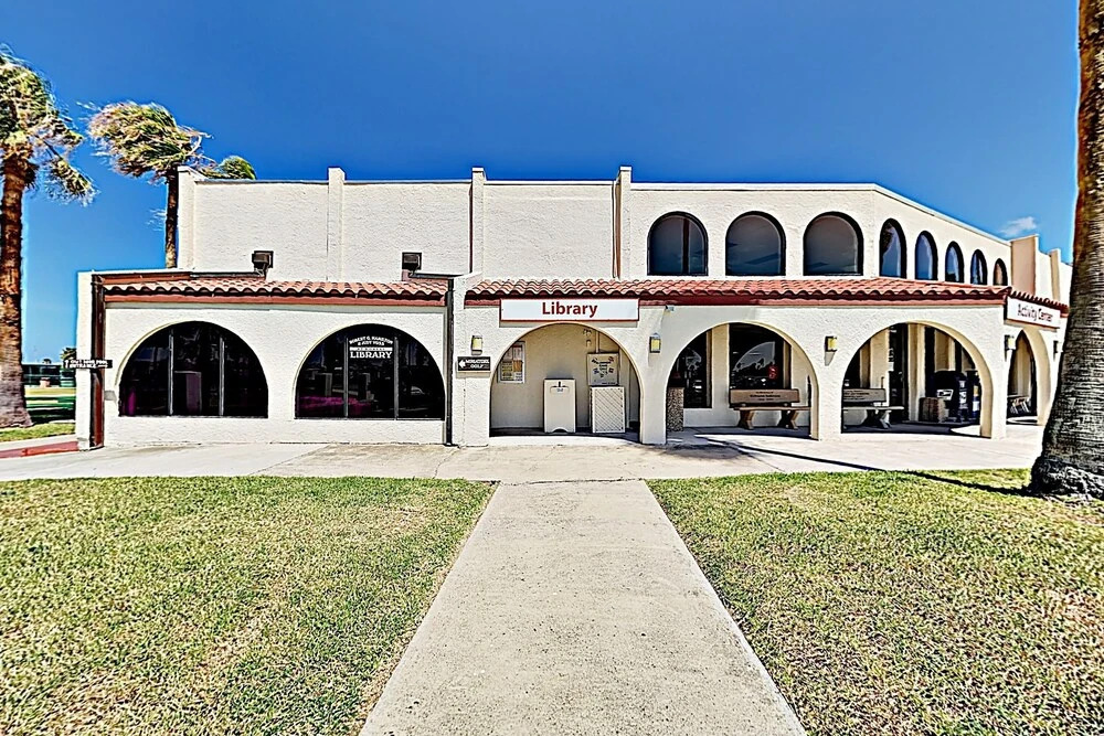 Bayside Getaway: Pools, Tennis, Golf, Private Dock 1 Bedroom Home
