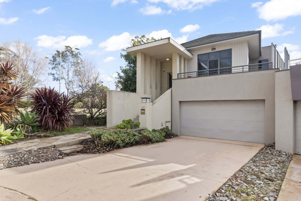 Lakeside 3-bed Family Home With Amazing Views