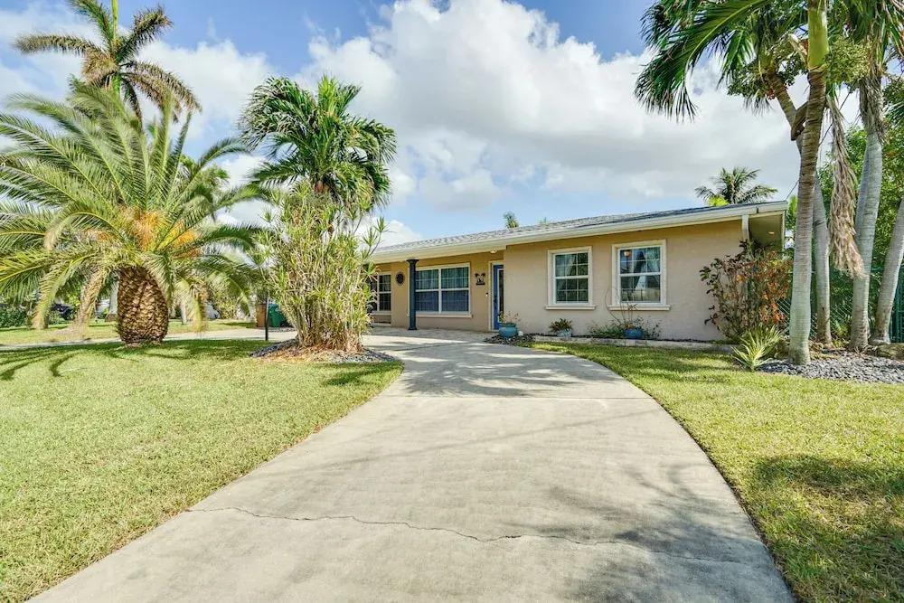 < 1 Mi to Four Freedoms Beach: Canal-front Getaway