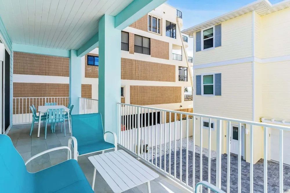 4B Balcony Beachfront Access to Indian Rocks Beach