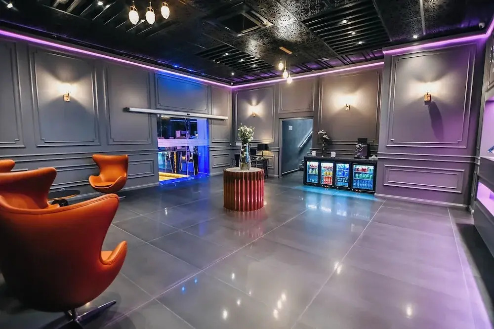 555 Hotel Clubbing Adults Only