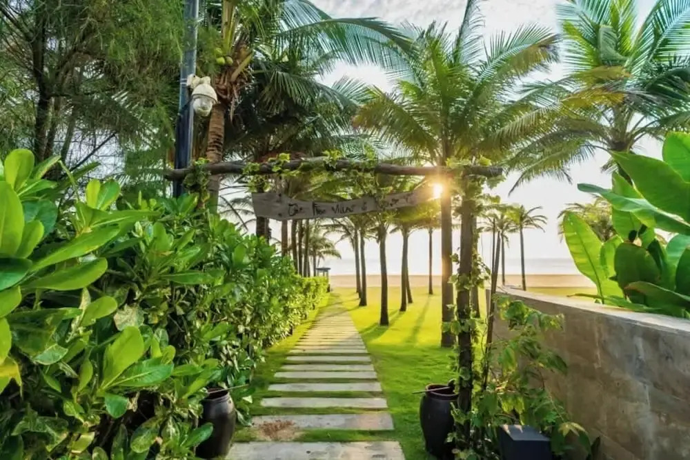 Golfers Paradise: Villa at World-class Course Edge