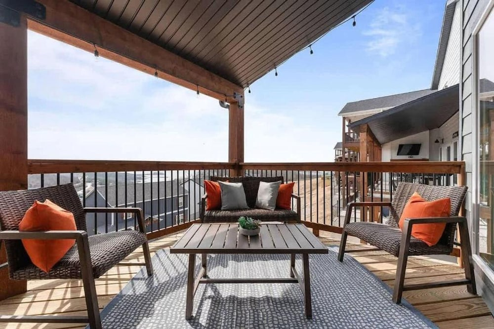 Modern Getaway w Hot Tub Arcade Stunning Views