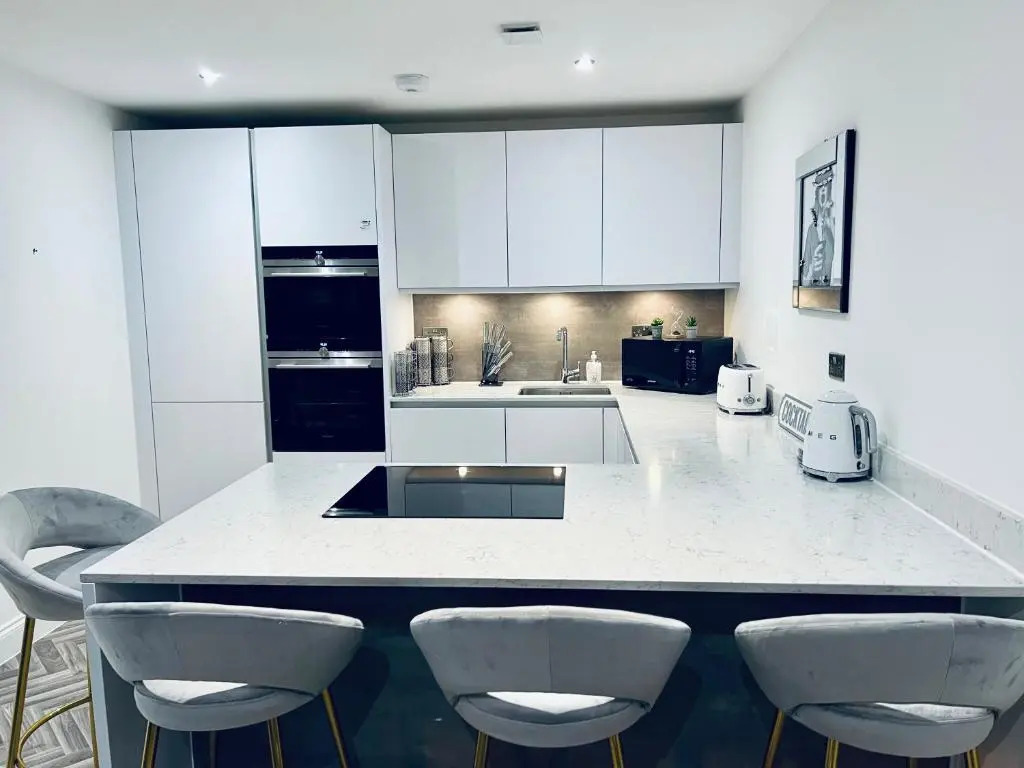 DESIGNER HOUSE - University of Glasgow / Central Glasgow 'Hillhead' West End G12 - Luxurious & Contemporary Detached House / Terrace / Garden / 'electric car charging' Garage Parking