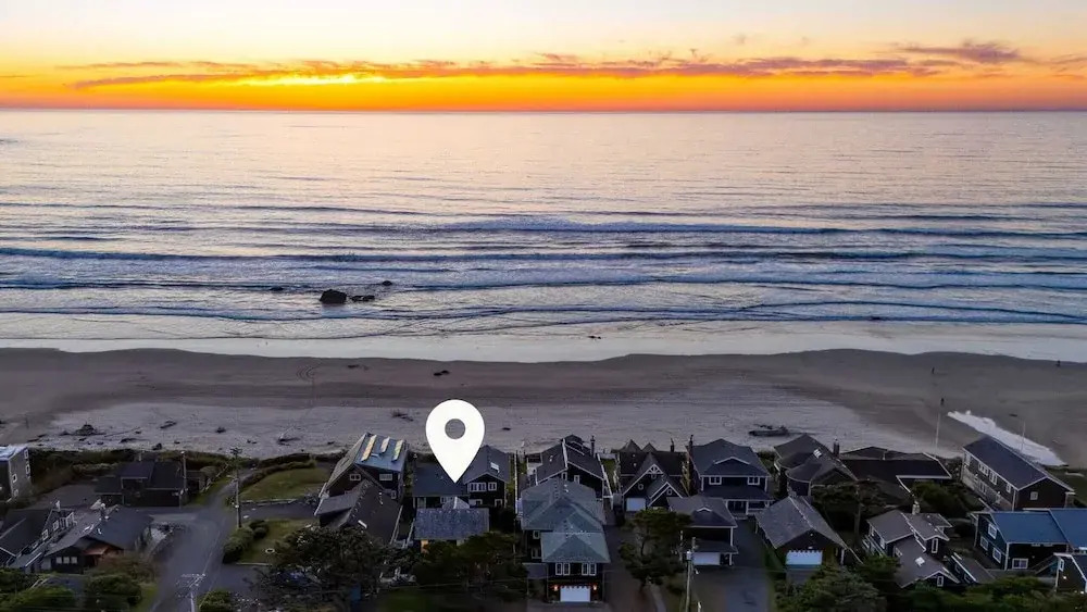 Beachside Retreat w/ Hot Tub, Balcony Dining & Blue-ceiling Charm Sea Cured by Avantstay