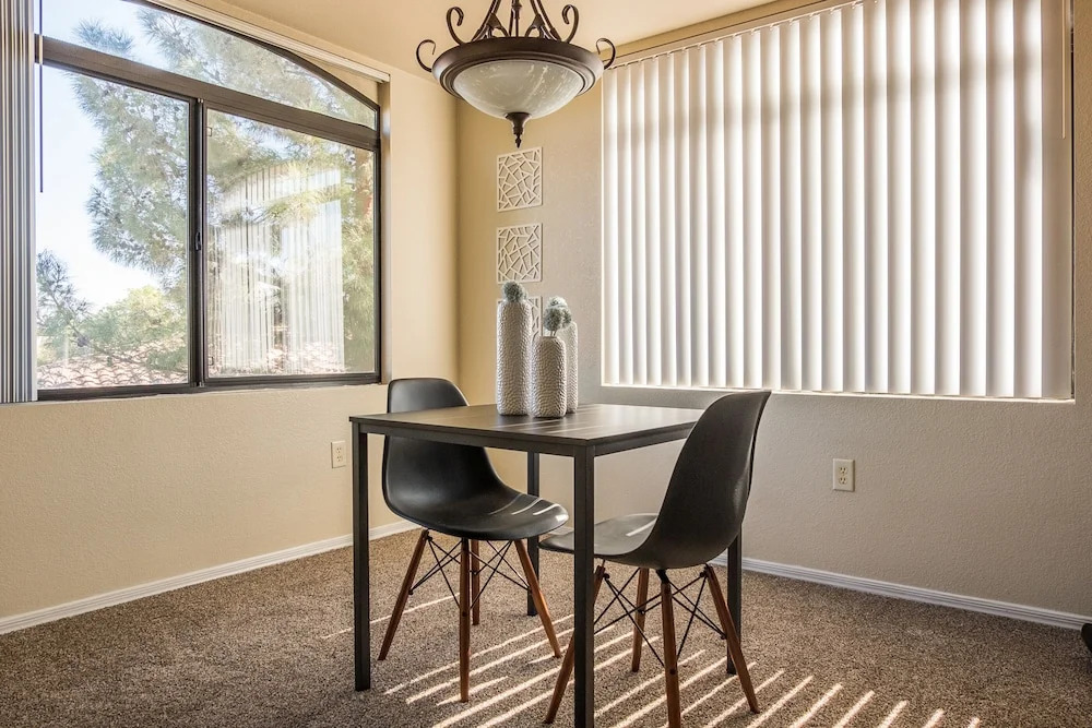 1 BR Apt with Parking by Frontdesk