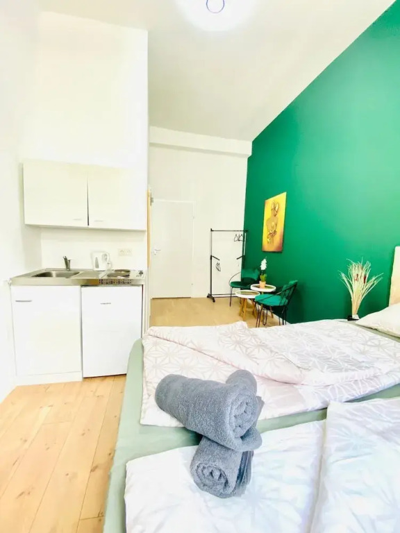 Spacious 8BR Apt with Terrace 16P