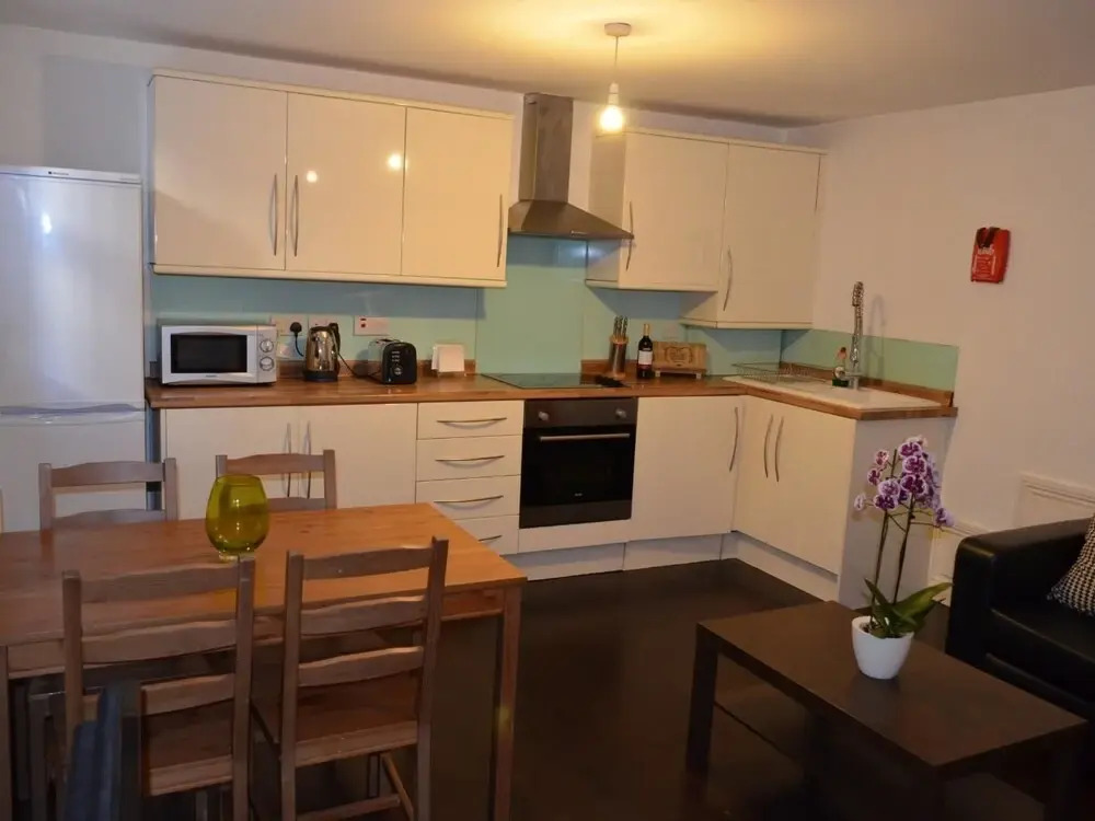 2 Bedrooms En-suite Near Victoria