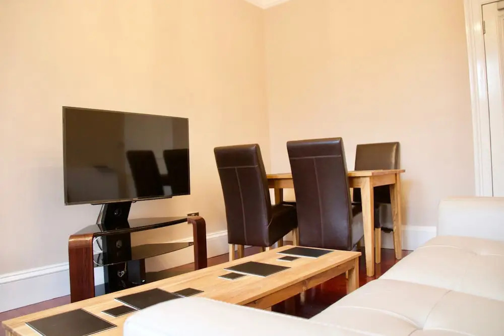 2 Bedroom Flat Off Leith Walk