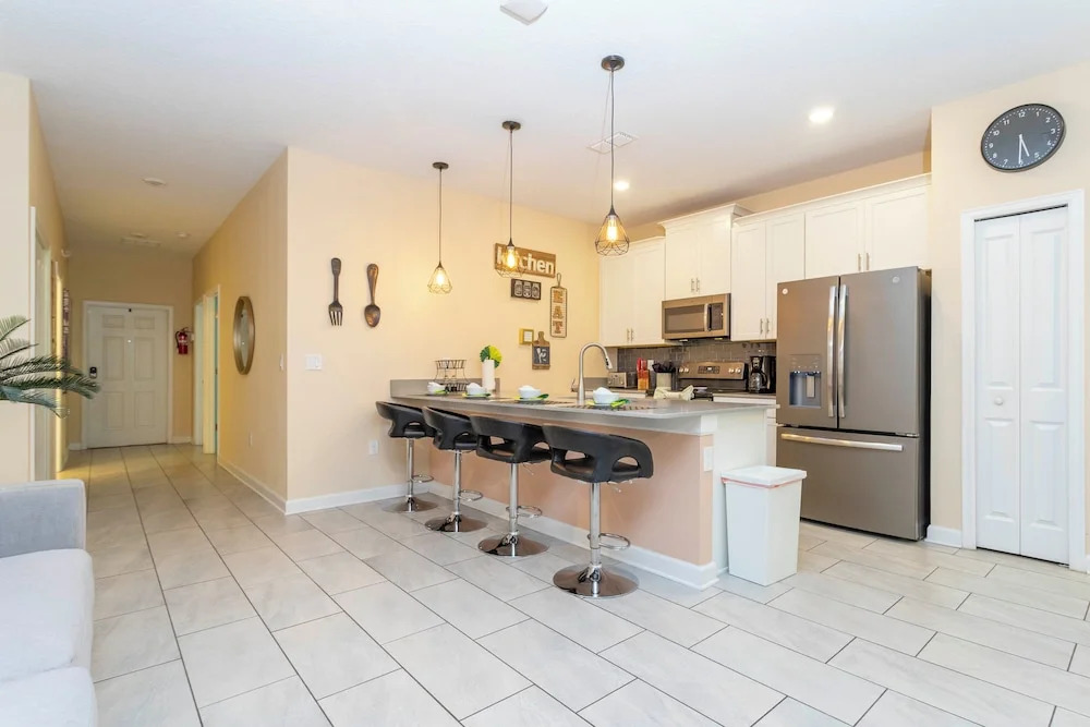 Magnificent 5Bd w Pool Storey Lake 4800