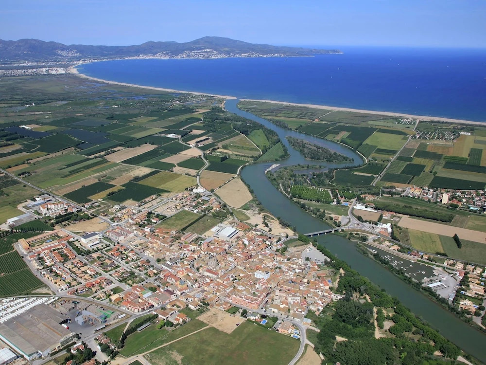 Modern Holiday Home in St Pere Pescador With Private Pool