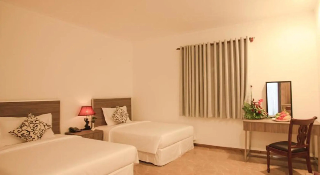Den Long Do Hotel & Restaurant