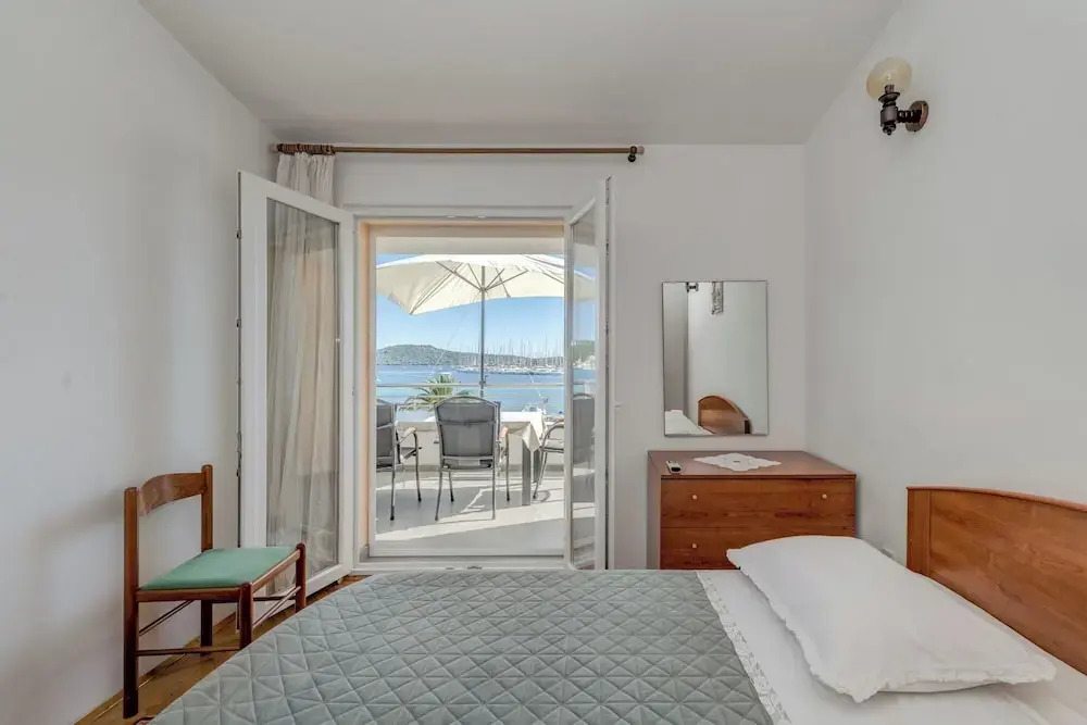 Seafront apt With Terrace, 4 Bedrooms and Mooring