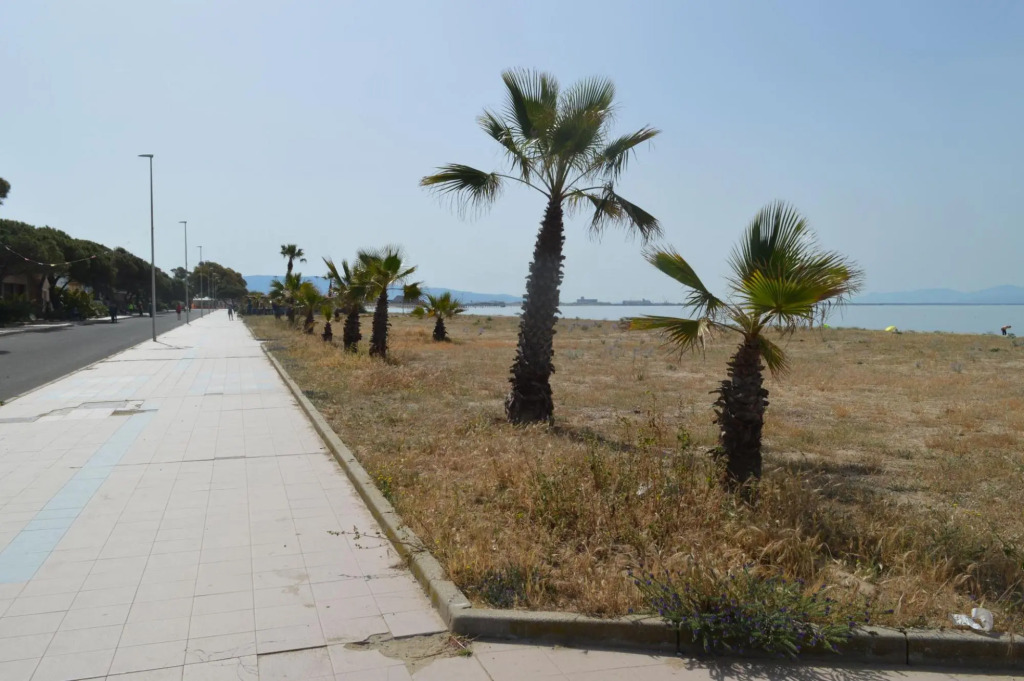 Holiday home on the Torregrande seafront, 30 meters from the seashore-Casa delle Palme
