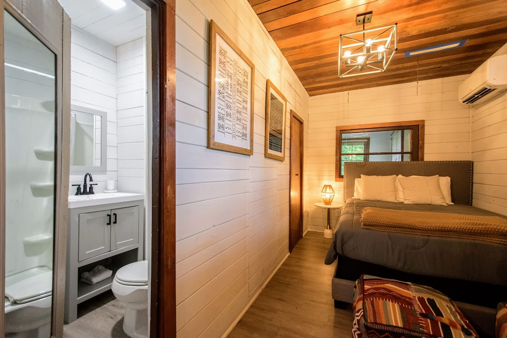 1BR Cottage w Patio Free Tix Near Downtown
