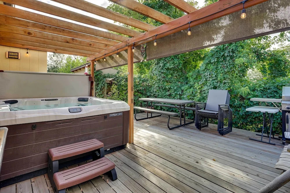 Updated Ranch Apartment w/ Deck - 9 Mi to Downtown