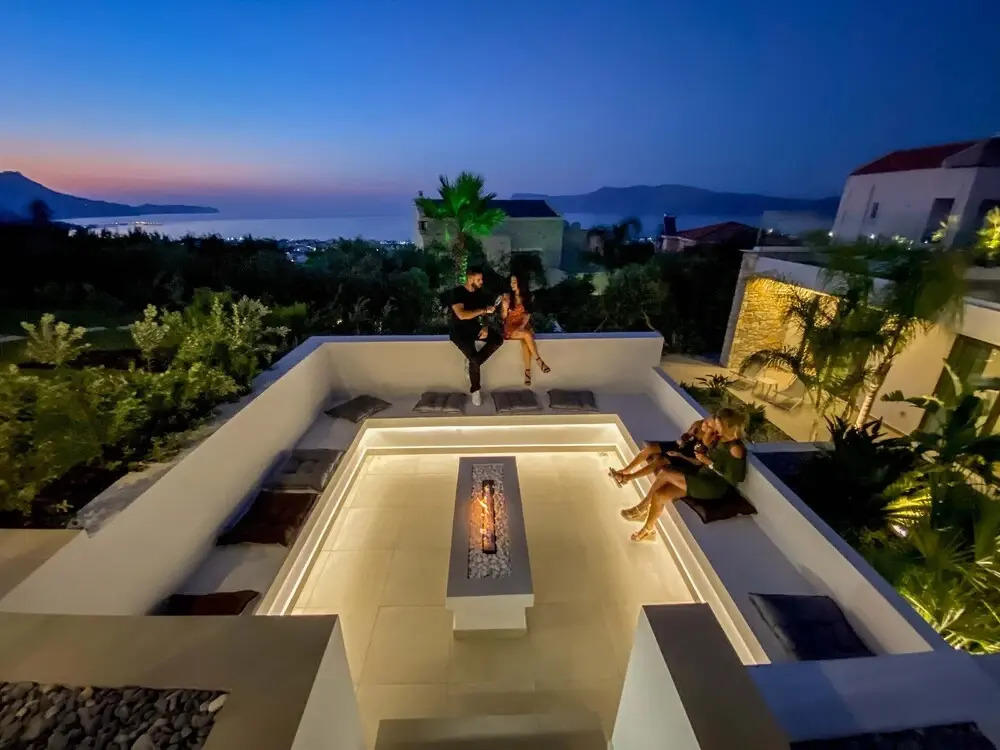 Villa Lydia I Superb views, two pools, next to the city