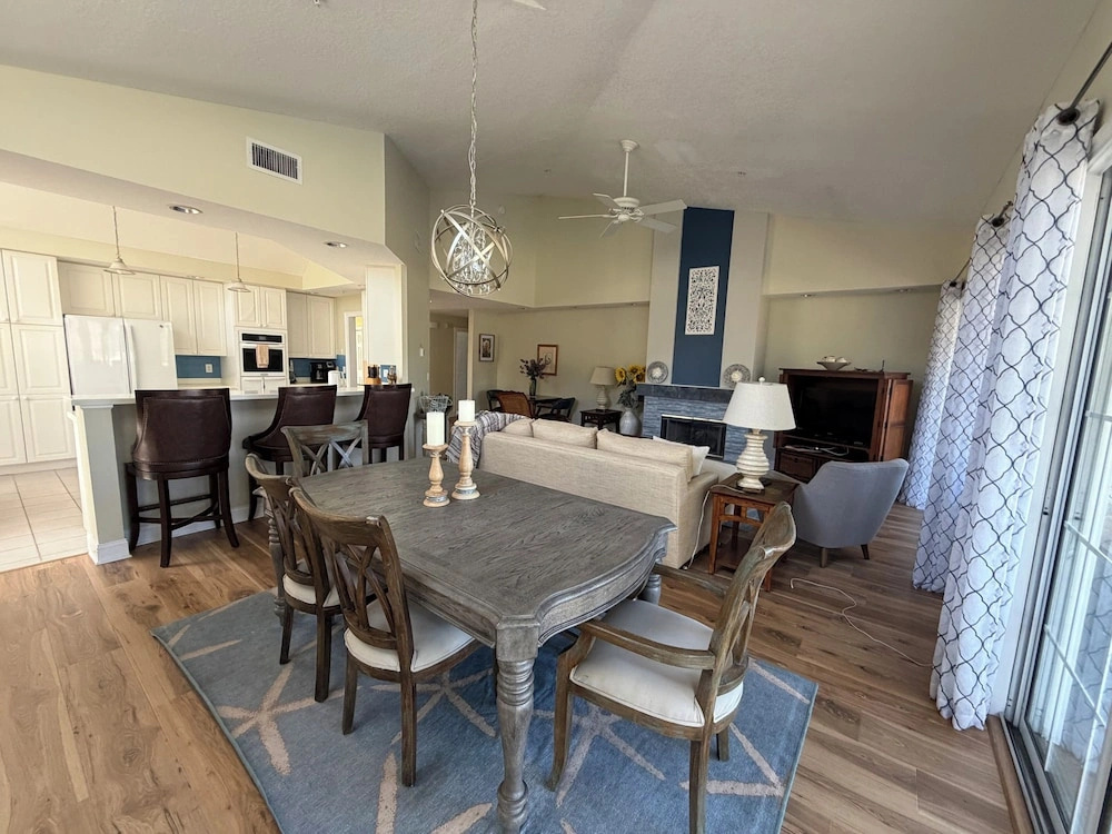 Spacious Condo With Pool, hot tub and Private Washer/dryer