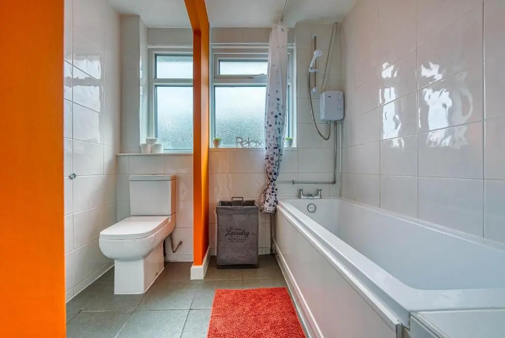 Contractor House near Birmingham City Centre HS2 BCU and ASTON University M6 Motorway Private Garden FREE Superfast WIFI