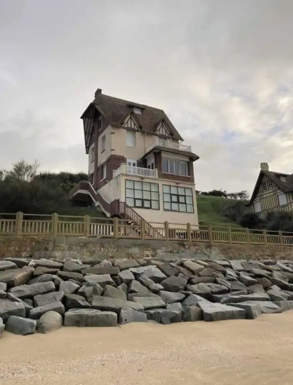 The Benervilloise Villa With its Feet in the Water
